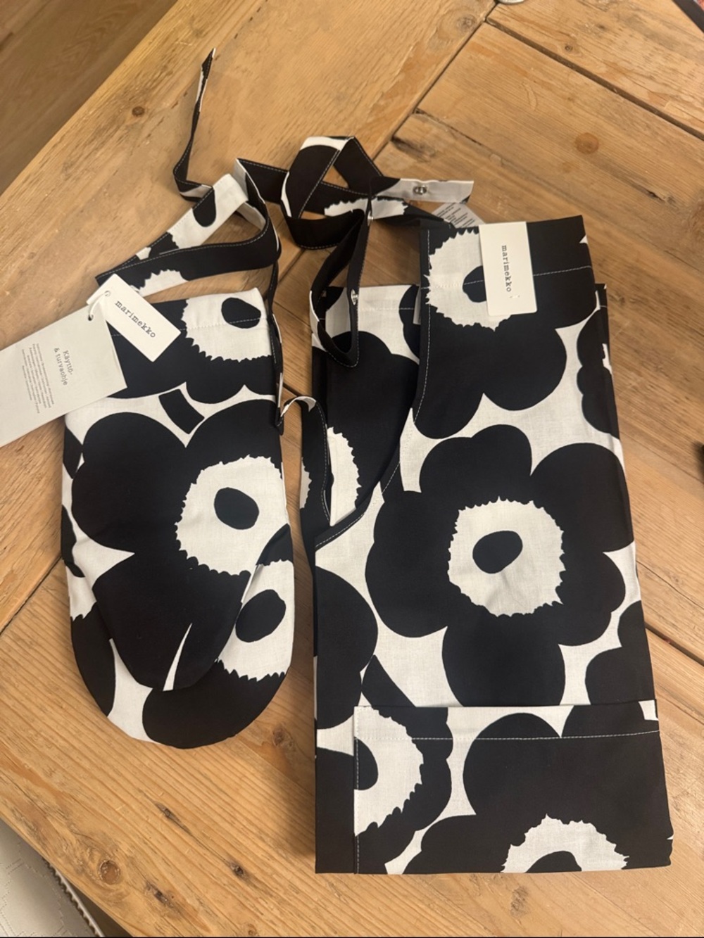 NEW w/ Tags Marimekko Pieni Unikko Black & White  Oven Mitt & Apron Set Kitchen